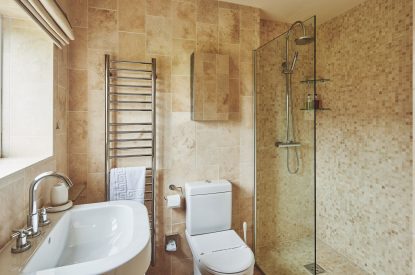 A bathroom at Barn Owl Lodge, Peak District