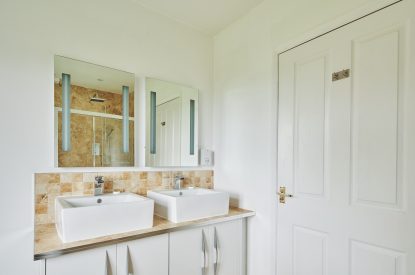 A bathroom at Kingfisher Cottage, Welsh Borders