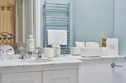 An ensuite bathroom at Milton Cottage, Cotswolds