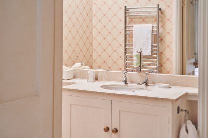 A bathroom at Milton Cottage, Cotswolds