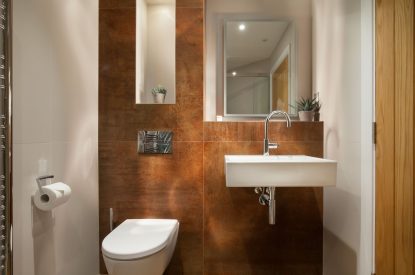 A bathroom at Serenity Retreat, Devon