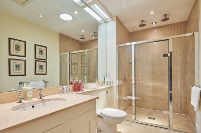 A bathroom at Tennyson House, Cotswolds