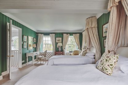 A twin bedroom at Tennyson House, Cotswolds