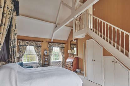 A double bedroom with ensuite at Tennyson House, Cotswolds