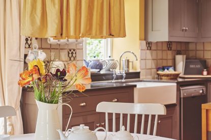 The kitchen and dining table at Blake Cottage, Cotswolds
