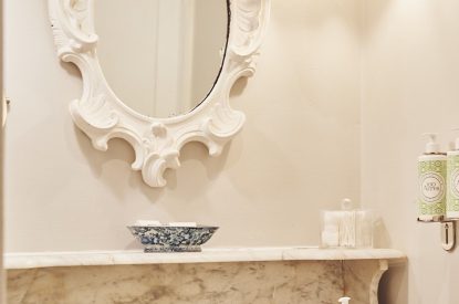 A bathroom at Keats Cottage, Cotswolds