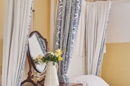 A twin bedroom at Keats Cottage, Cotswolds