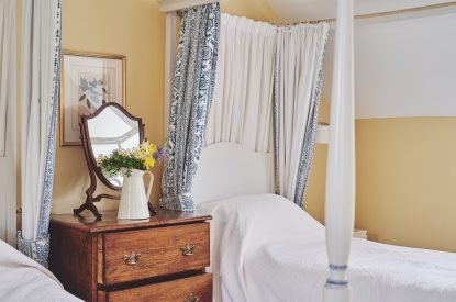 A twin bedroom at Keats Cottage, Cotswolds