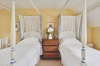 A twin bedroom at Keats Cottage, Cotswolds