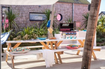 The outdoor dining table at Duna, Cornwall