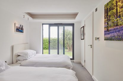 A twin bedroom at The Crewhouse, Hampshire