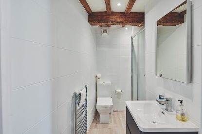 A bathroom at Crooked Cottage, Cotswolds