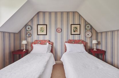 A twin bedroom at Chaucer Cottage, Cotswolds