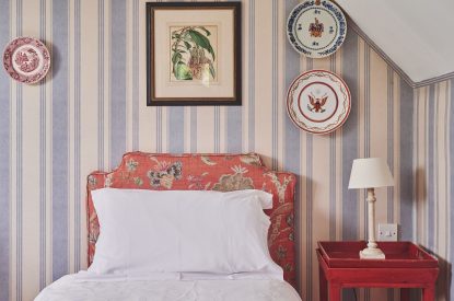 A twin bedroom at Chaucer Cottage, Cotswolds