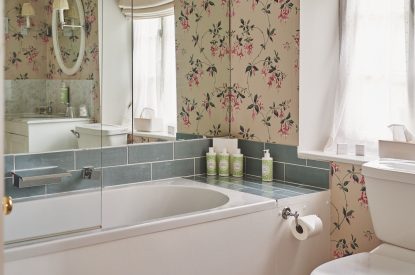 A bathroom at Chaucer Cottage, Cotswolds