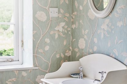 A twin bedroom at Chaucer Cottage, Cotswolds