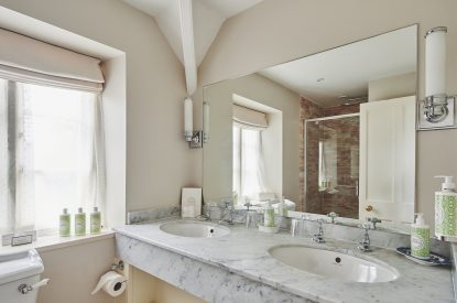 A bathroom at Chaucer Cottage, Cotswolds