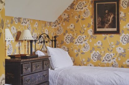 A twin bedroom at Donne Cottage, Cotswolds