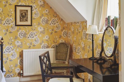 A twin bedroom at Donne Cottage, Cotswolds