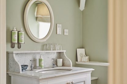 A bathroom at Donne Cottage, Cotswolds