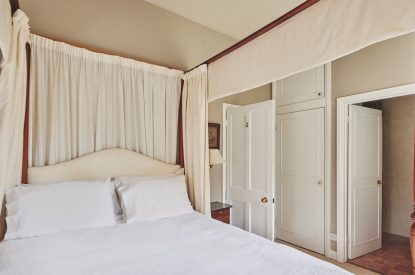 A bedroom at Donne Cottage, Cotswolds