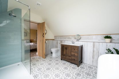 The bathroom at Daydreamer Cottage, Cornwall