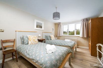 A twin bedroom at Daydreamer Cottage, Cornwall