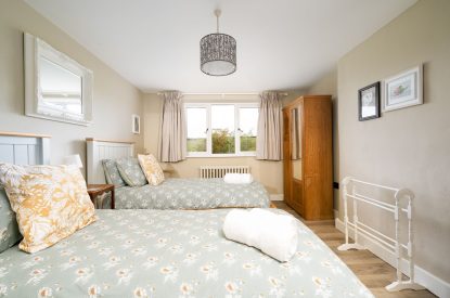 A twin bedroom at Daydreamer Cottage, Cornwall