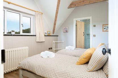 A twin bedroom at Daydreamer Cottage, Cornwall