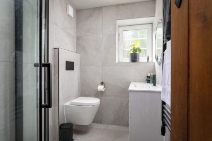bathroom - Wellie Boot Cottage, cotswold cottages