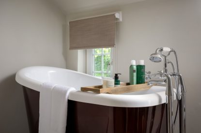 bathroom - Wellie Boot Cottage, cotswold cottages