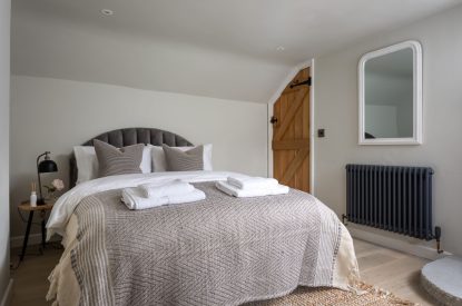bedroom - Wellie Boot Cottage, cotswold cottages