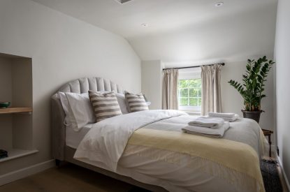 bedroom - Wellie Boot Cottage, cotswold cottages