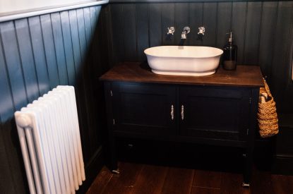 The bathroom at The Farmstay, Hampshire