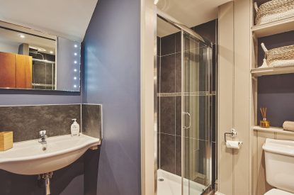 A bathroom at Ridge Farmhouse, Herefordshire