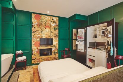 The king-size bed, Smart TV and mini-kitchen at Muscari Cottage, Vale of Glamorgan