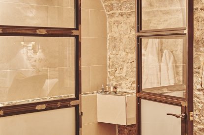 The shower in the en-suite at Fritillaria Cottage, Vale of Glamorgan