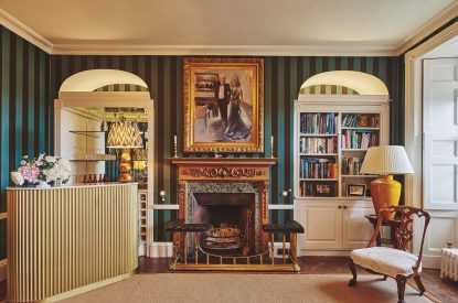 A living room with bar at Queen Anne Manor, Vale of Glamorgan
