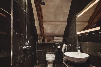 A bathroom at Queen Anne Estate, Vale of Glamorgan