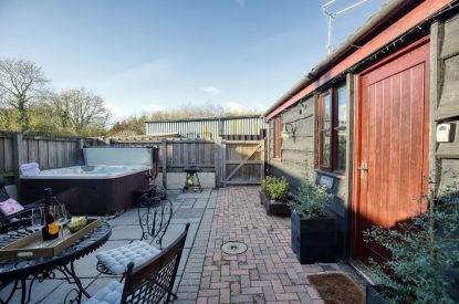 The garden with hot tub at Grindle Cottage, Devon
