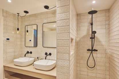 A bathroom at Ty Florence, Gower