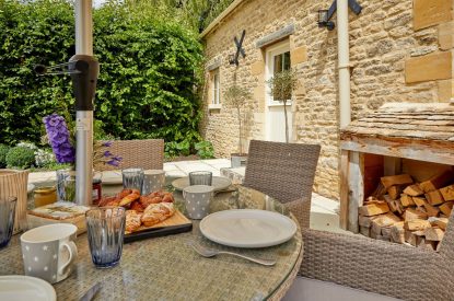 The outdoor dining area at Orchard Stable, Cotswolds