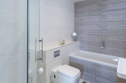 A bathroom at Beesands Vista, Devon