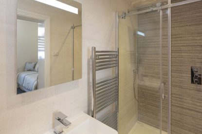 A bathroom at Beesands Vista, Devon