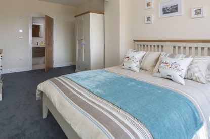 A double bedroom at Beesands Vista, Devon