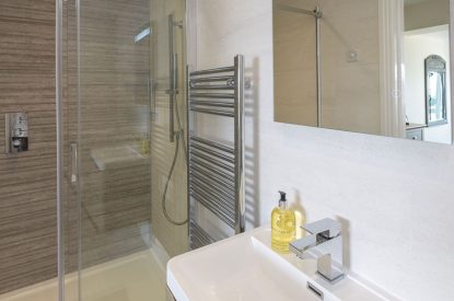 A bathroom at Beesands Vista, Devon