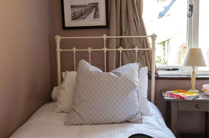A twin bedroom at Rosefinch Cottage, Devon