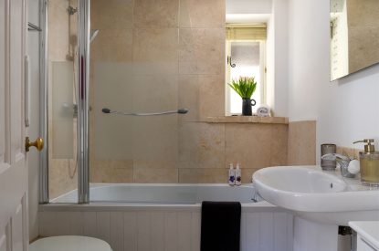 A bathroom at Rosefinch Cottage, Devon