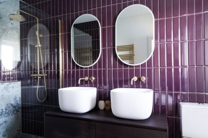 A bathroom at Lakefront Lodge, Cotswolds