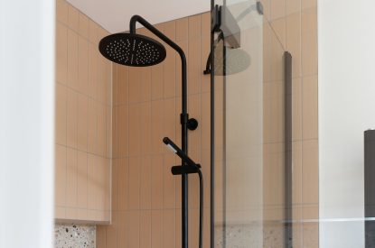 A shower at Lakefront Lodge, Cotswolds